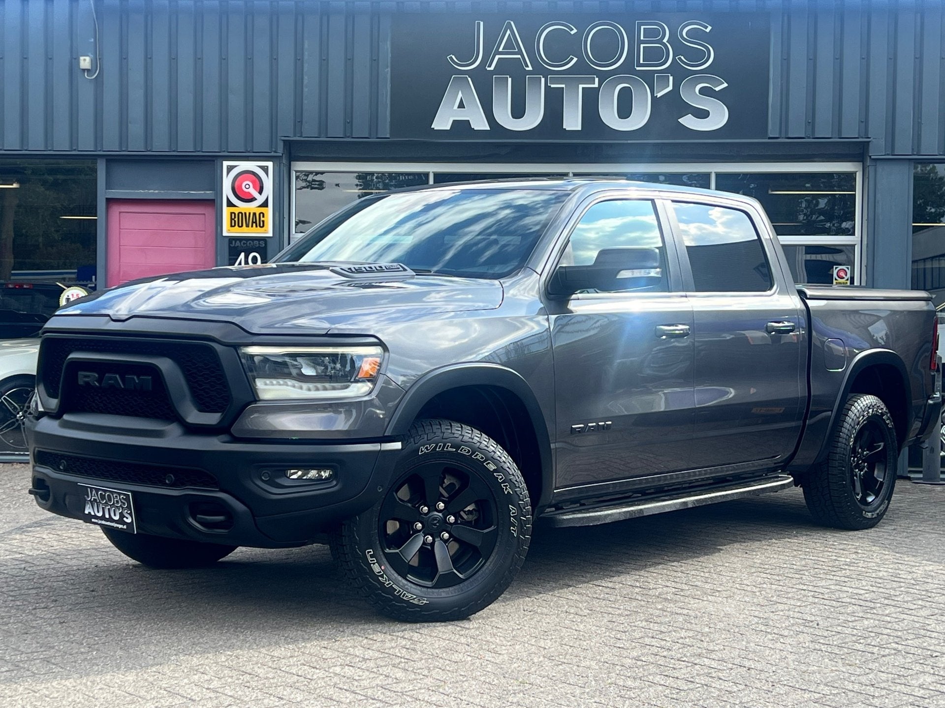 Dodge Ram 1500 5.7 V8 4x4 Crew Cab Rebel Night edition, Gebruikt, 5654 cc, Lichtsensor, Bedrijf