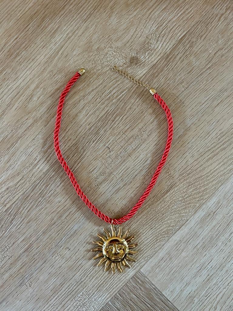 Rood / gouden ketting met zon - Guts & Gusto, Sieraden, Tassen en Uiterlijk, Ophalen of Verzenden, Zo goed als nieuw, Rood, Overige materialen