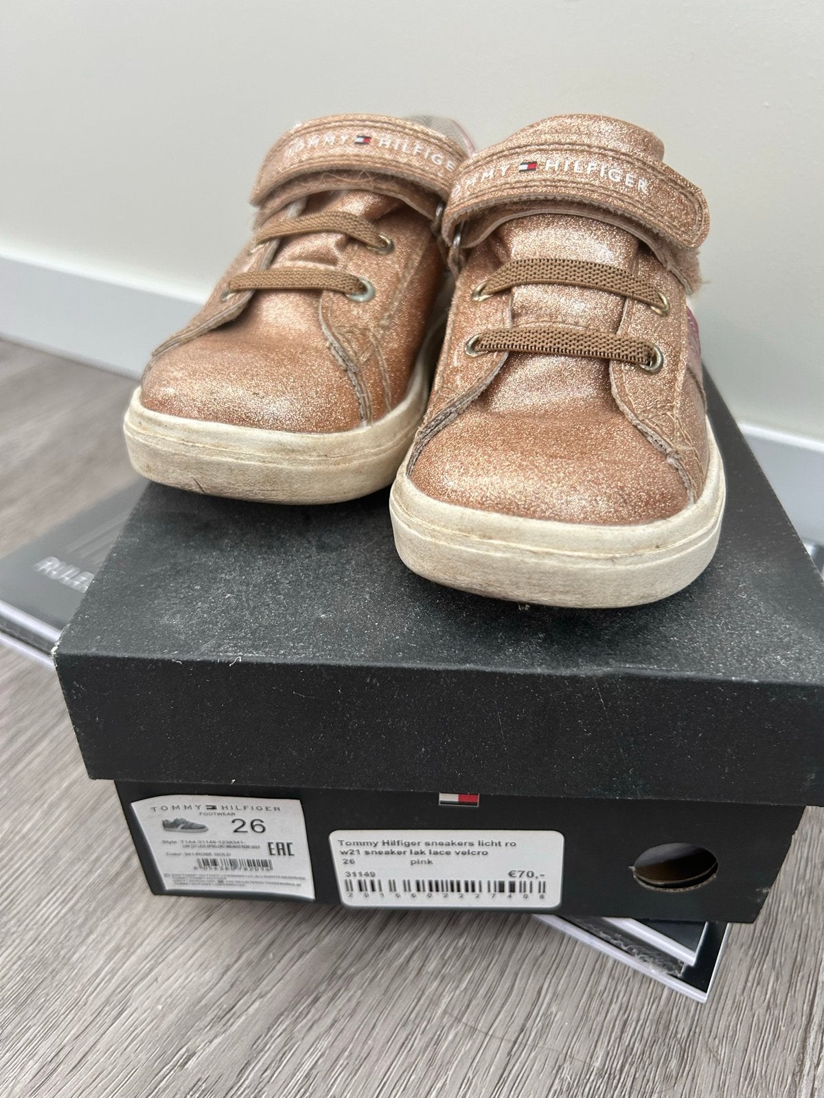 Tommy Hilfiger sneakers maat 26 - Lichtroze met glitter, Meisje, Schoenen, Ophalen of Verzenden, Zo goed als nieuw
