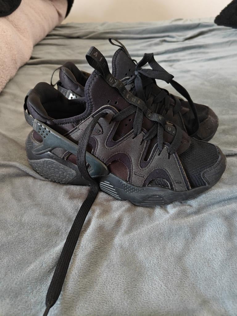 Zwarte Nike Air Huarache, Ophalen of Verzenden, Zo goed als nieuw, Zwart, Sneakers of Gympen