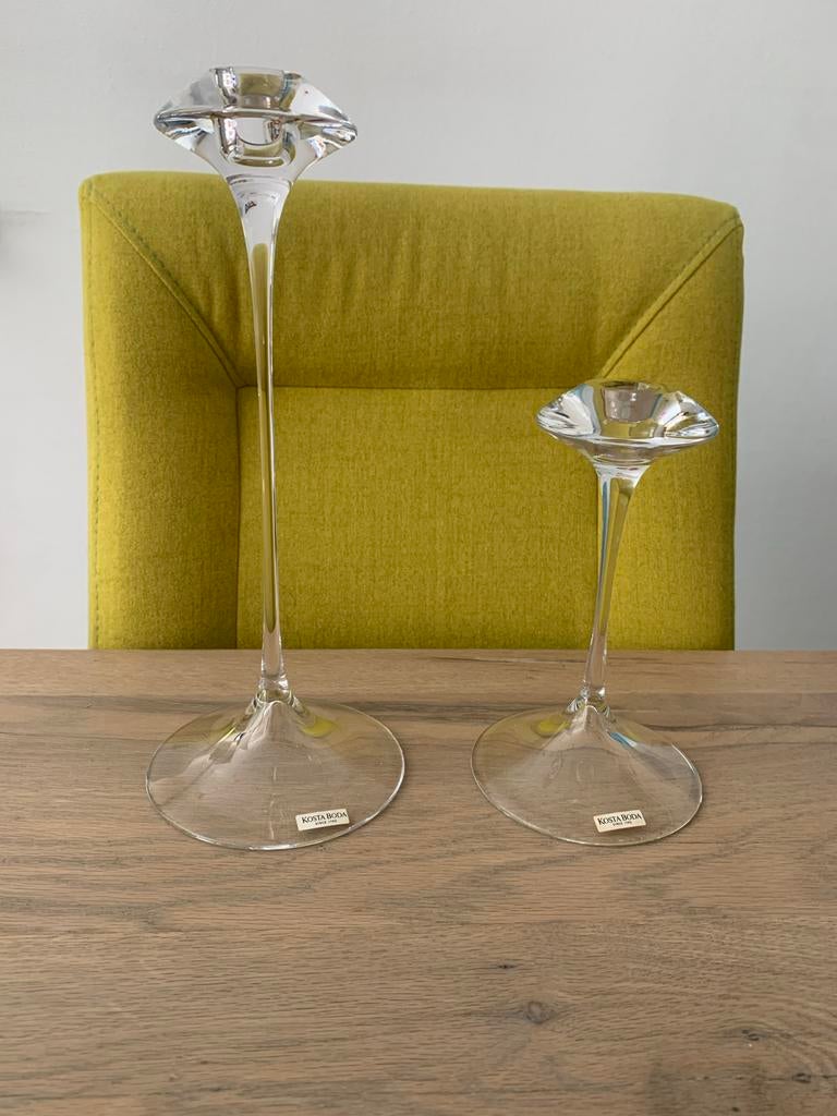 2 Kosta Boda kandelaars “Fanfare”, Ophalen, Glas
