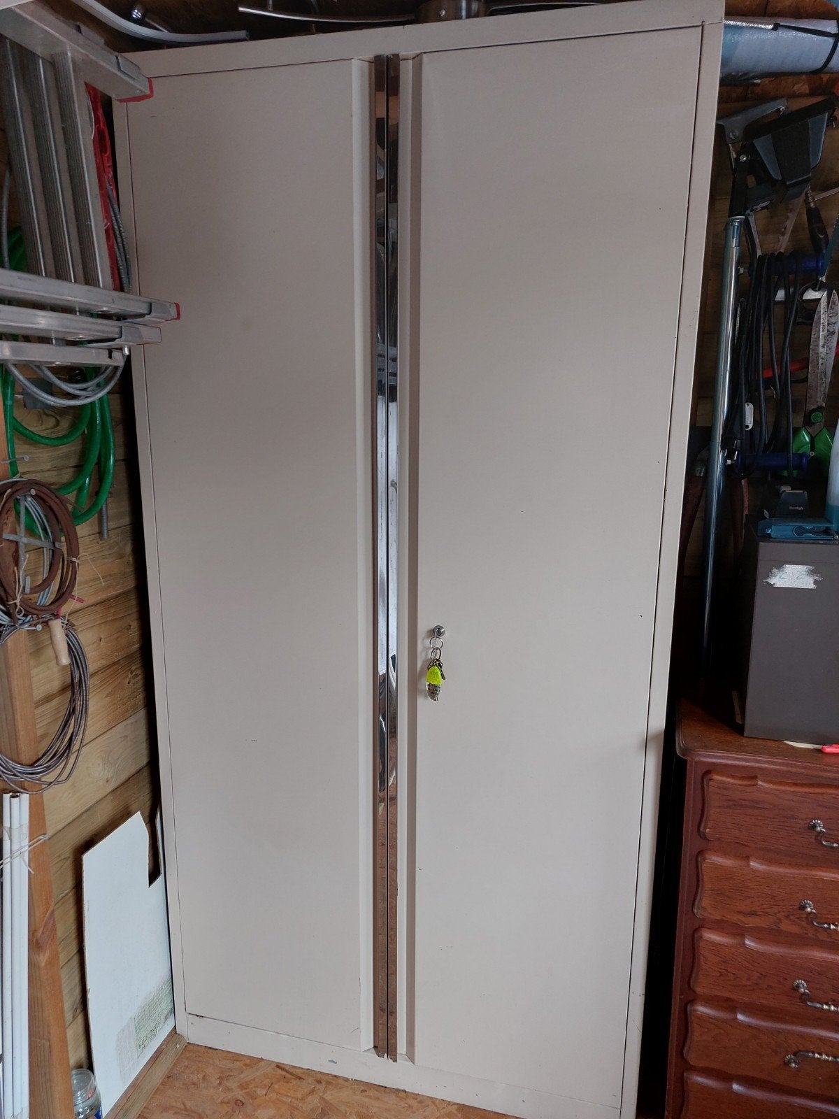 Metalen Kast met Dubbele Deuren - Ideaal voor Opslag, Ophalen, 50 tot 100 cm, 150 tot 200 cm, 25 tot 50 cm