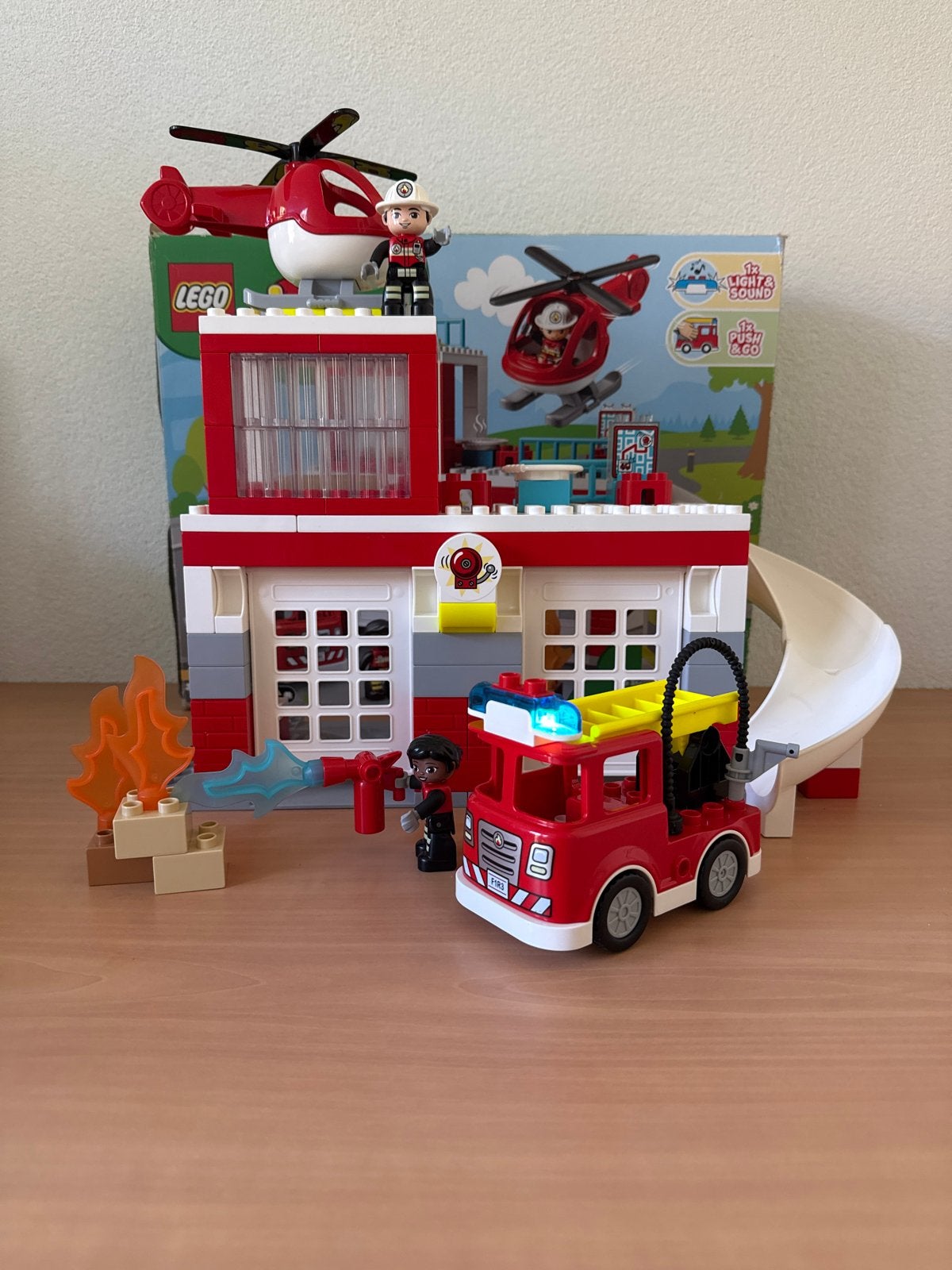 LEGO Duplo Brandweerkazerne & Helikopter (10970) - Compleet, Ophalen of Verzenden, Zo goed als nieuw