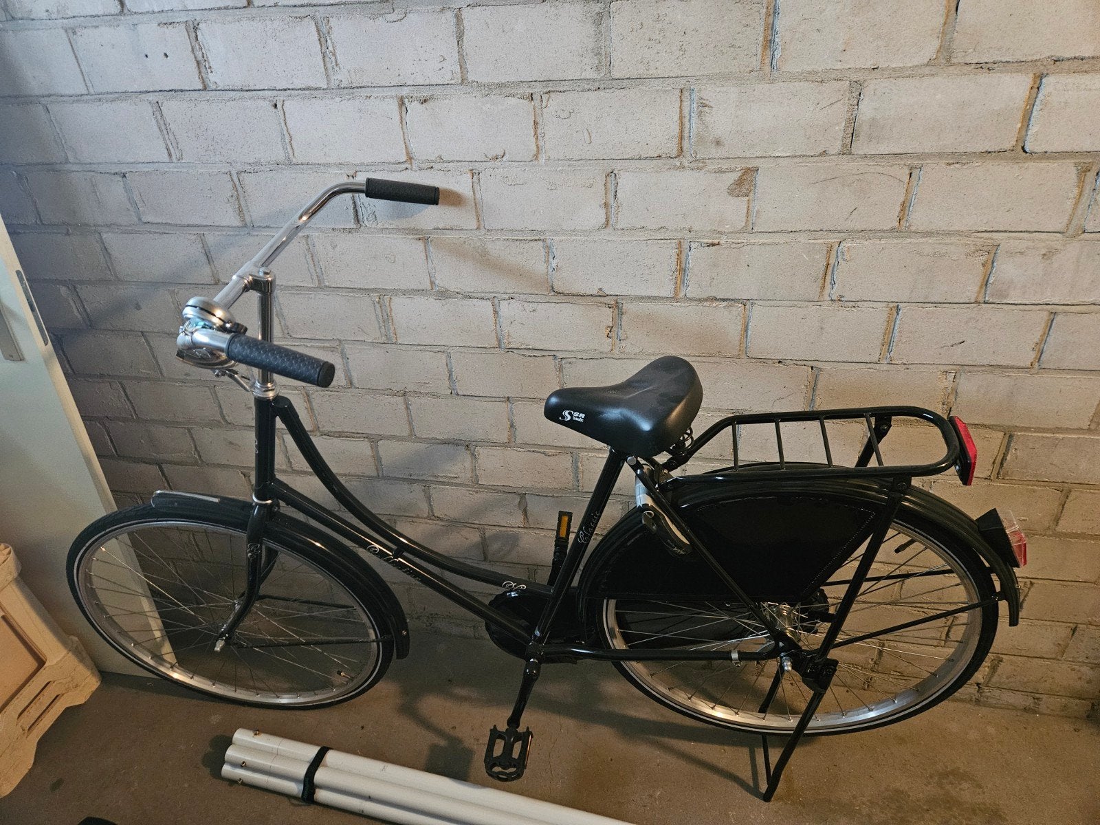 Zwarte damesfiets met terugtraprem en bagagedrager, Terugtraprem, Ophalen, Overige merken, 53 tot 56 cm
