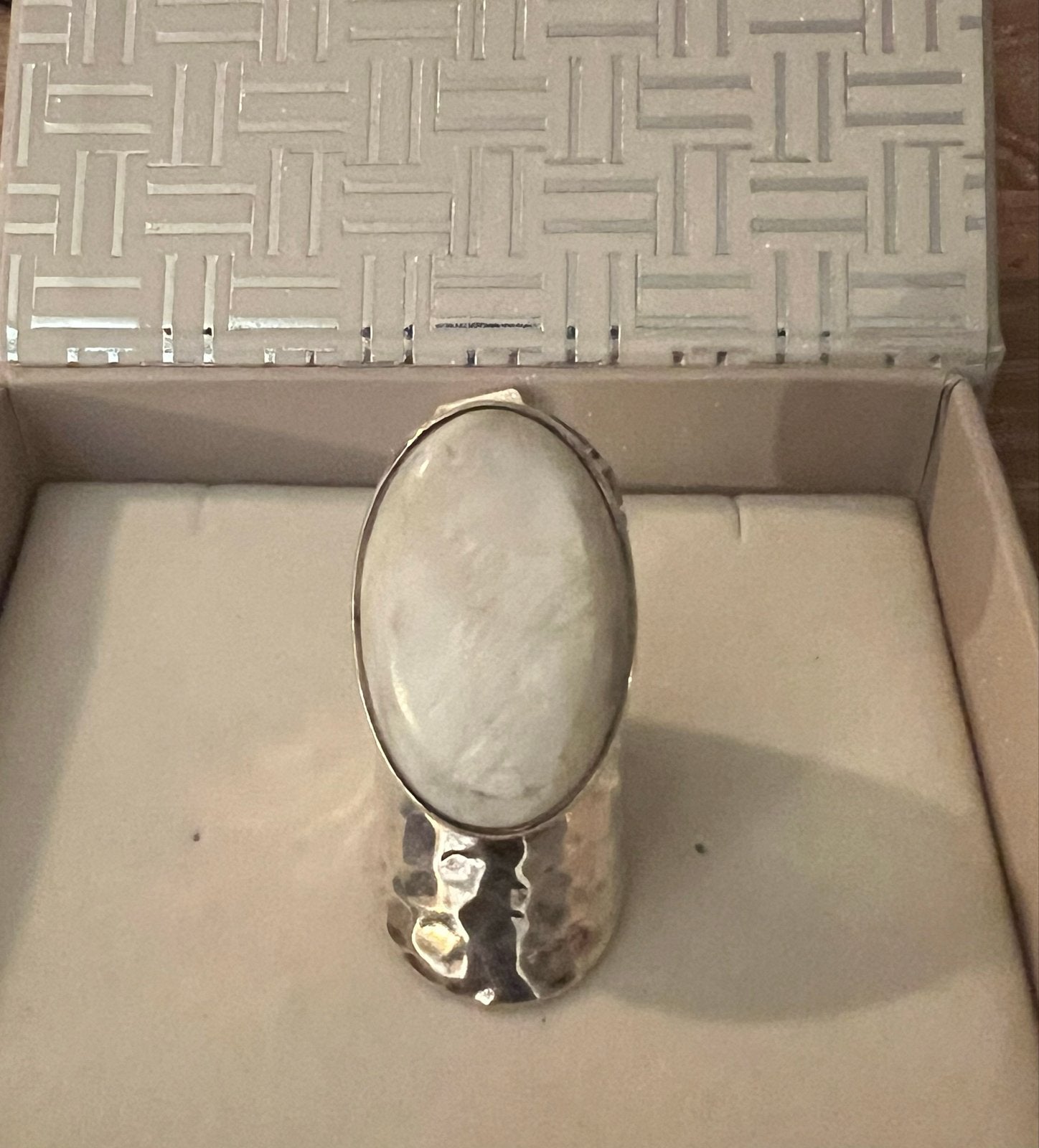 Zilveren ring met ovale witte steen nieuw, 18 tot 19, Gebruikt, Ophalen of Verzenden, Met edelsteen