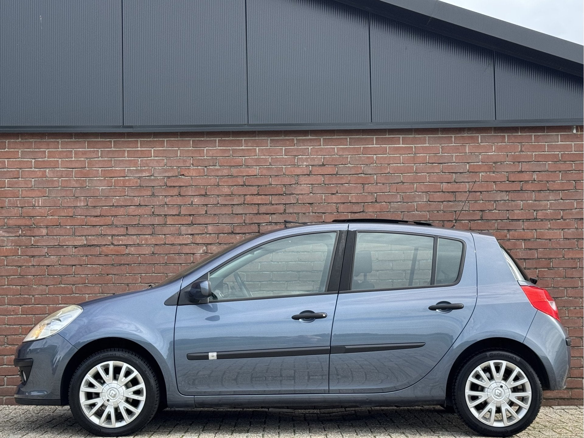 Renault Clio 1.6-16V PRIVILEGE | NL-AUTO | DEALER OH | PANO!, Auto's, Dealer onderhouden, Gebruikt, Zwart, 4 cilinders
