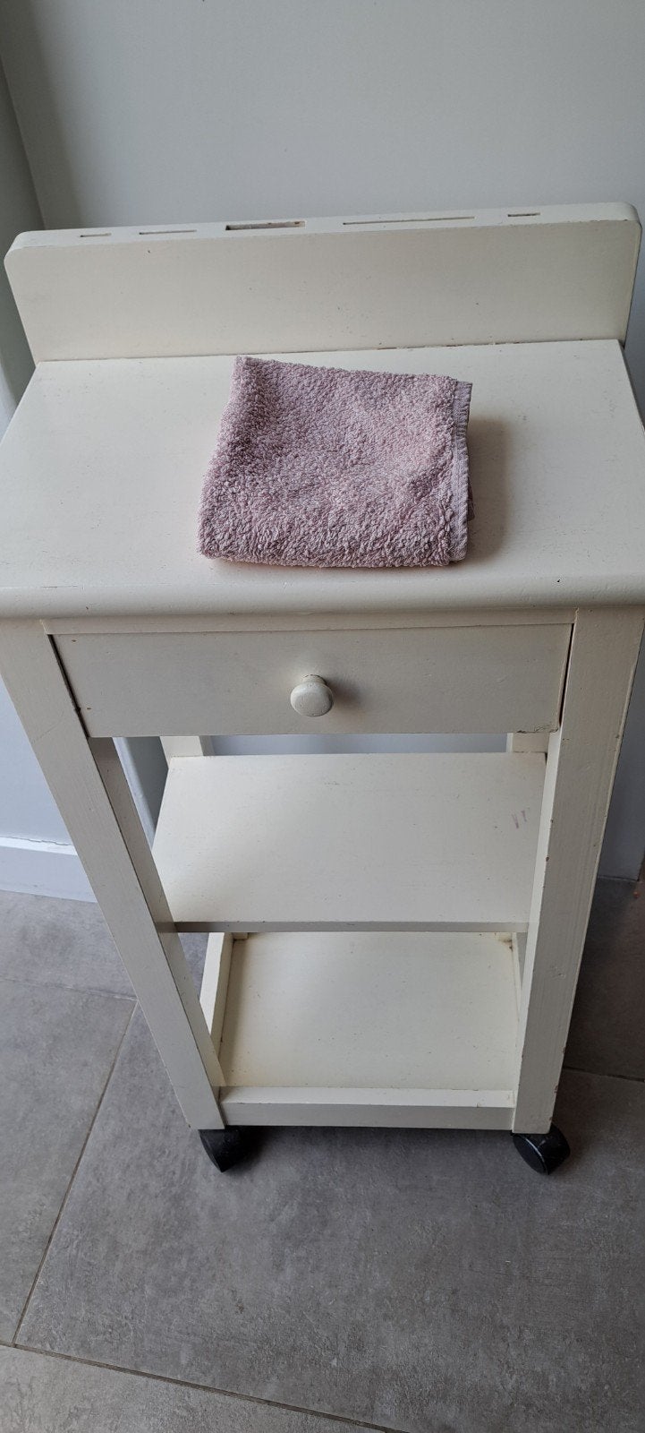 Smalle cremekleurige houten kast op wieltjes met lade., Huis en Inrichting, Kasten | Ladekasten, Ophalen, Minder dan 50 cm, Gebruikt