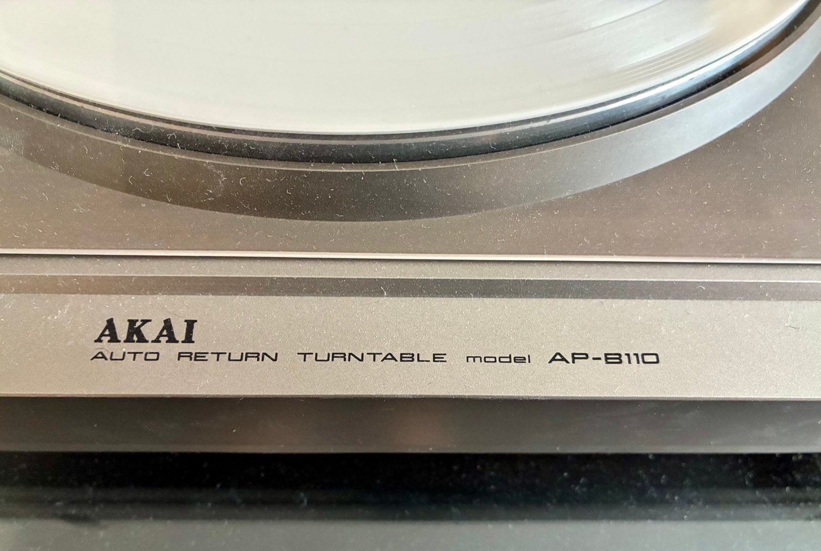 Akai AP-B110 belt-drive platenspeler, Ophalen, Automatisch, Zo goed als nieuw, Platenspeler