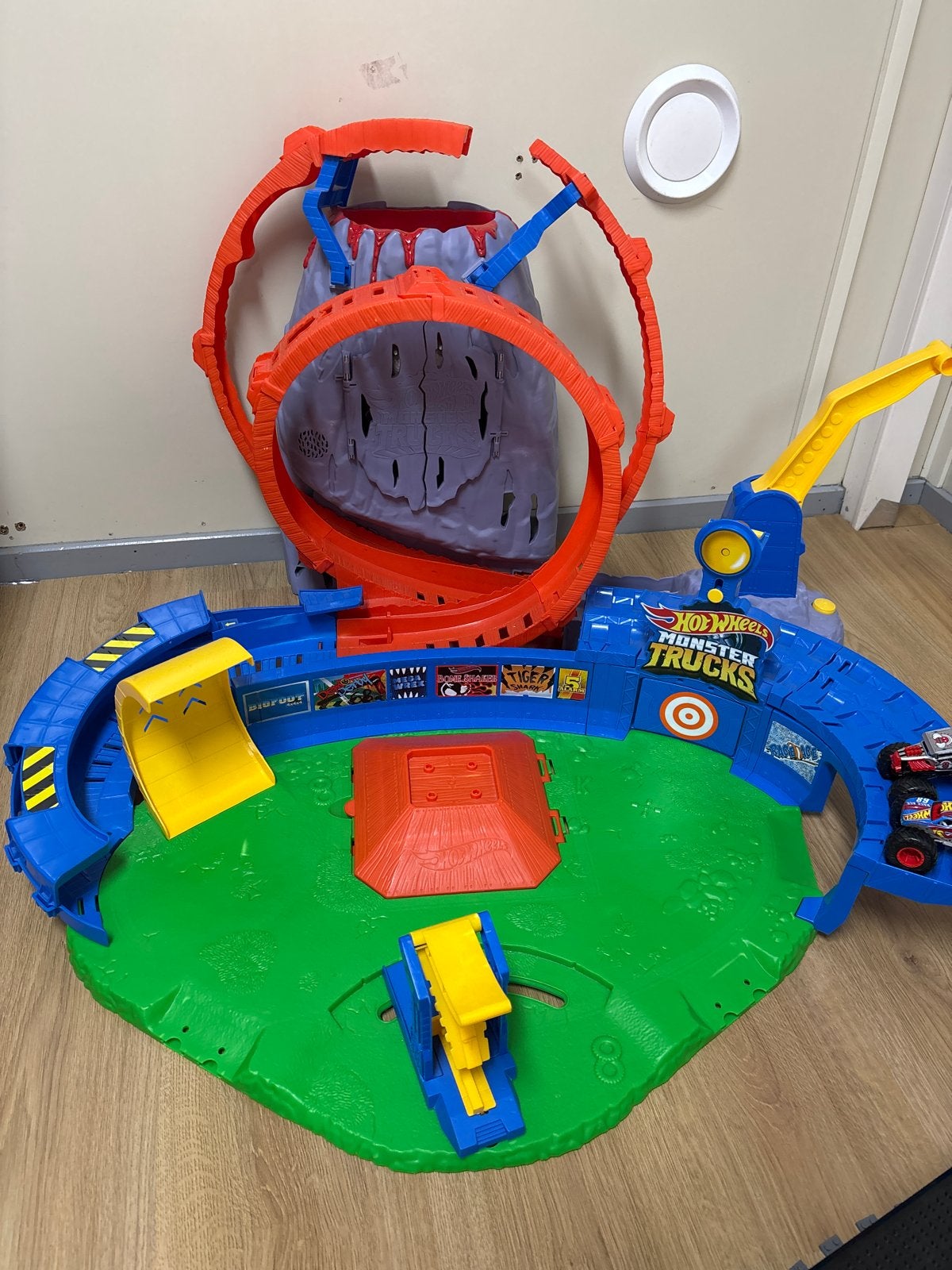 Hot Wheels Monster Trucks Vulkaan Arena Speelset, Ophalen, Gebruikt