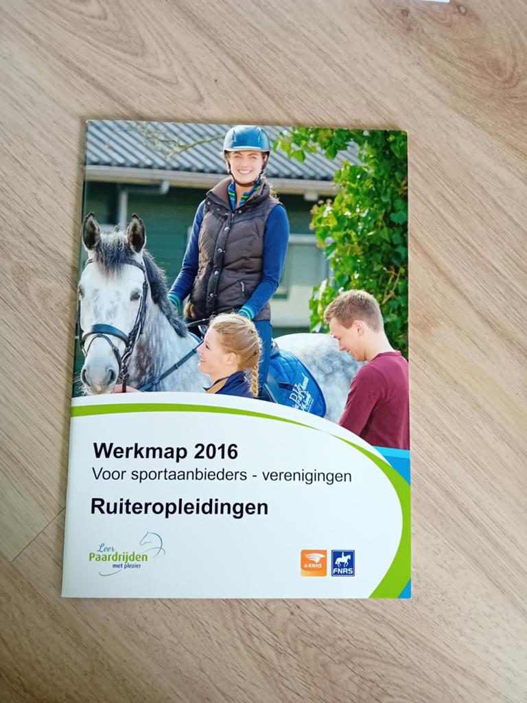 Werkmap voor sportaanbieders KNHS + Paardensport voor ieder., Ophalen of Verzenden, Zo goed als nieuw, Overige sporten