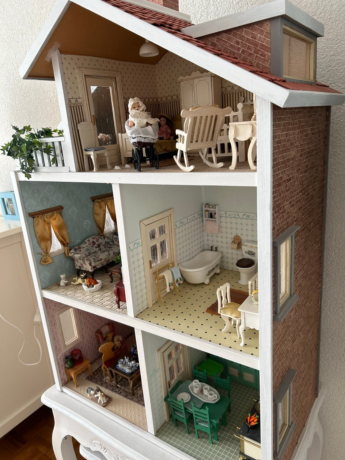 Gedetailleerd poppenhuis met meubels en accessoires