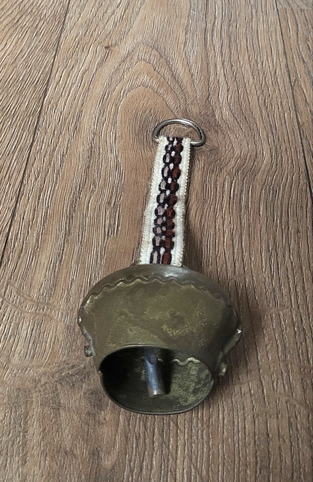 Oude koeienbel aan geborduurd stoffen lint, Ophalen of Verzenden