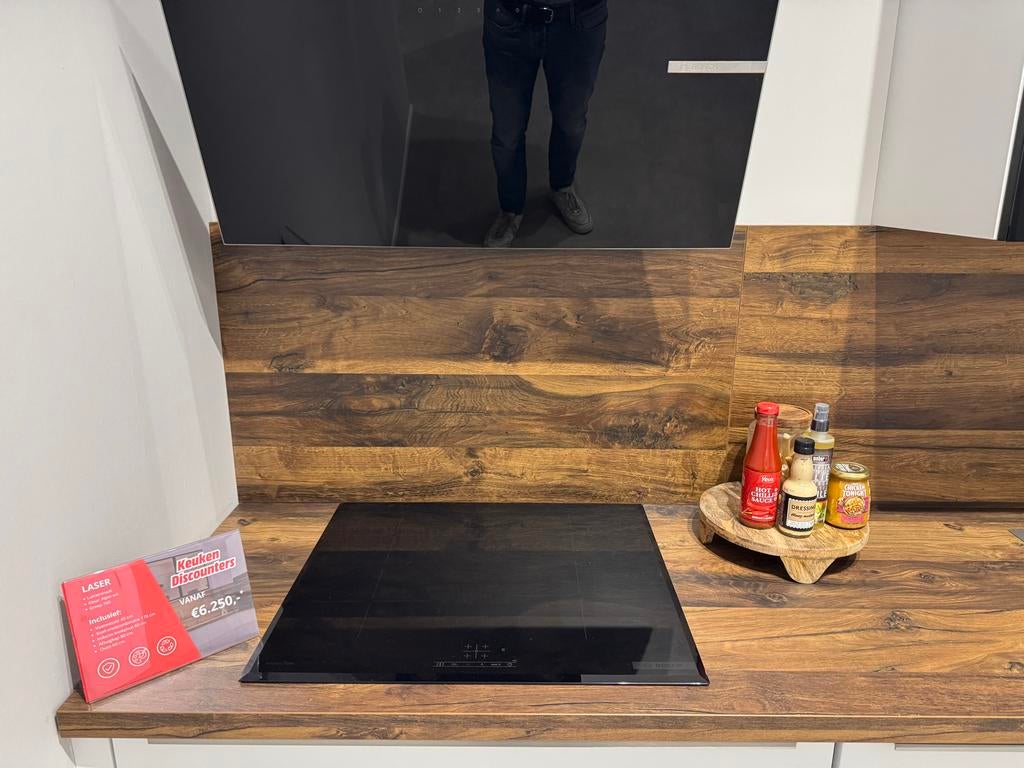 Showroomkeuken mat wit, eiken blad,  Bosch apparatuur, Huis en Inrichting, Keuken | Complete keukens, Wit, Hoekkeuken, Nieuw, Ophalen of Verzenden
