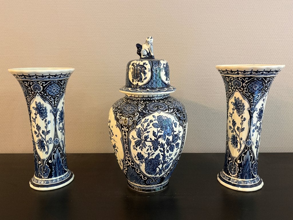 Delfts blauw kaststel: 2 vazen en 1 dekselvaas, Antiek en Kunst, Ophalen