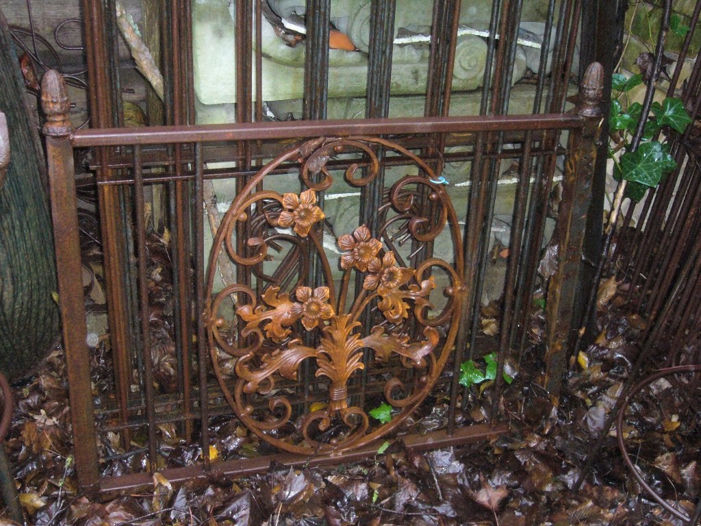 Roestige ornamenten, hekpunten, v hek sierhek deurrooster