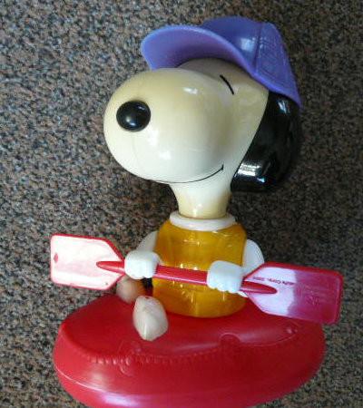Snoopy in roeiboot  uit 2000, Ophalen of Verzenden, Snoopy, Zo goed als nieuw, Beeldje of Figuurtje