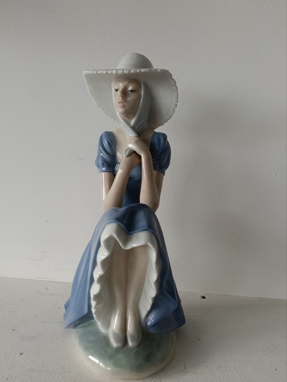 Lladró NAO Porseleinen Beeldje Dame met Hoed - 28 cm, Ophalen of Verzenden