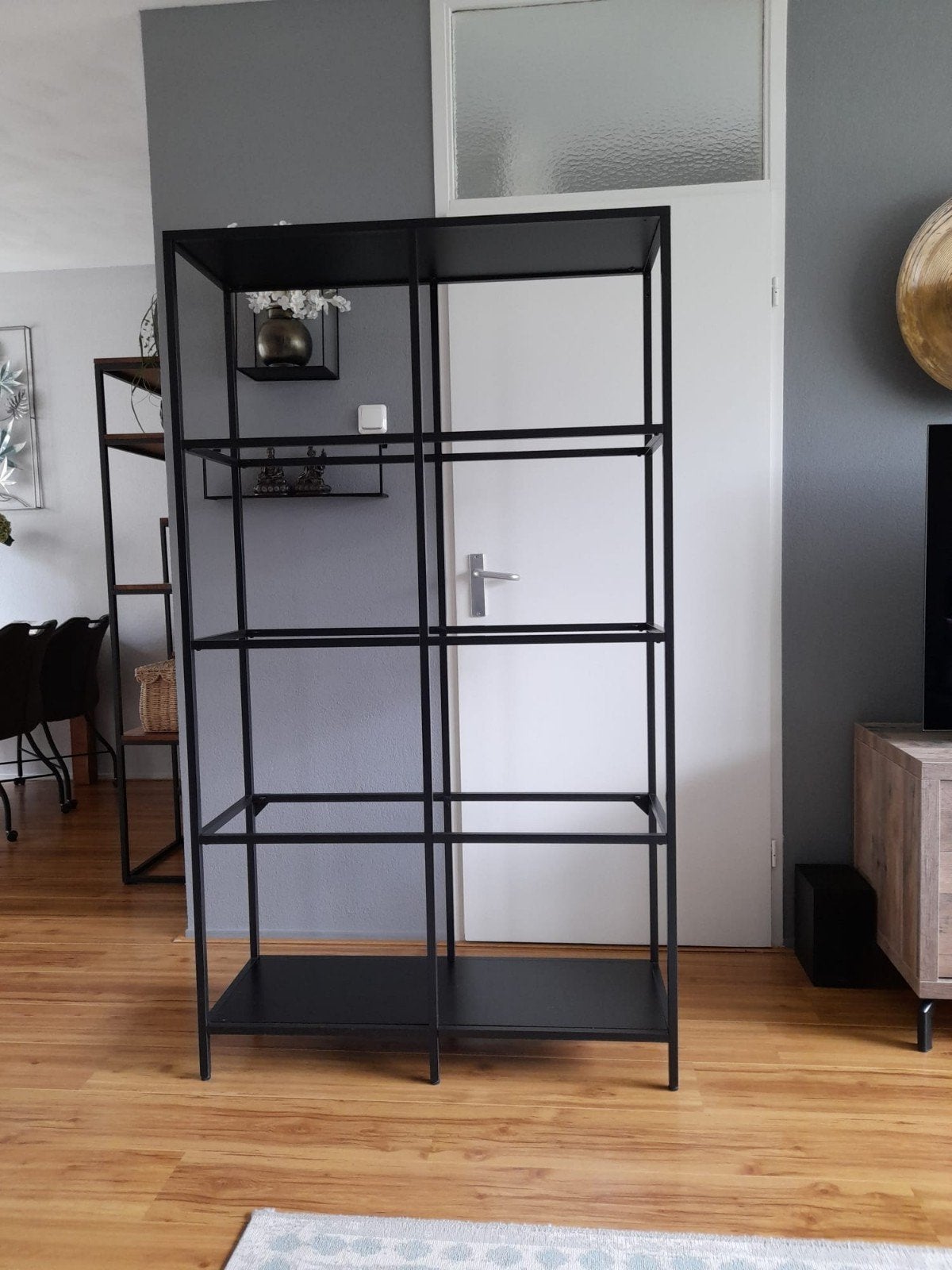 Zwarte metalen wandkast / rek met glasplaten, Ophalen, Zo goed als nieuw