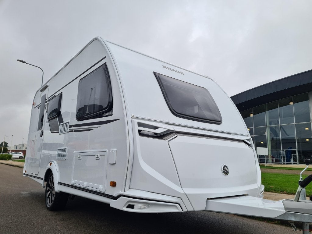 Knaus Sudwind 420 QD Nieuw 2025!, Caravans en Kamperen, Caravans, Bedrijf, Treinzit, Schokbreker, 4 tot 5 meter