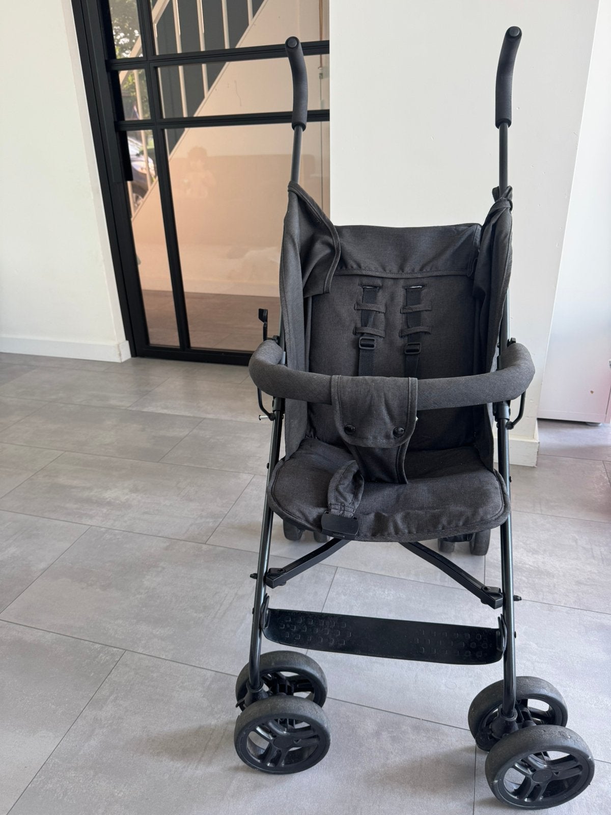 Novi buggy met het zonnekap, Ophalen, Zo goed als nieuw, Zonnekap