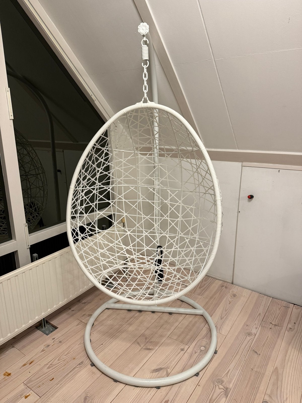 Stijlvolle Witte Hangstoel - Ei-vormig Design, Ophalen, Gebruikt, Wit, Metaal