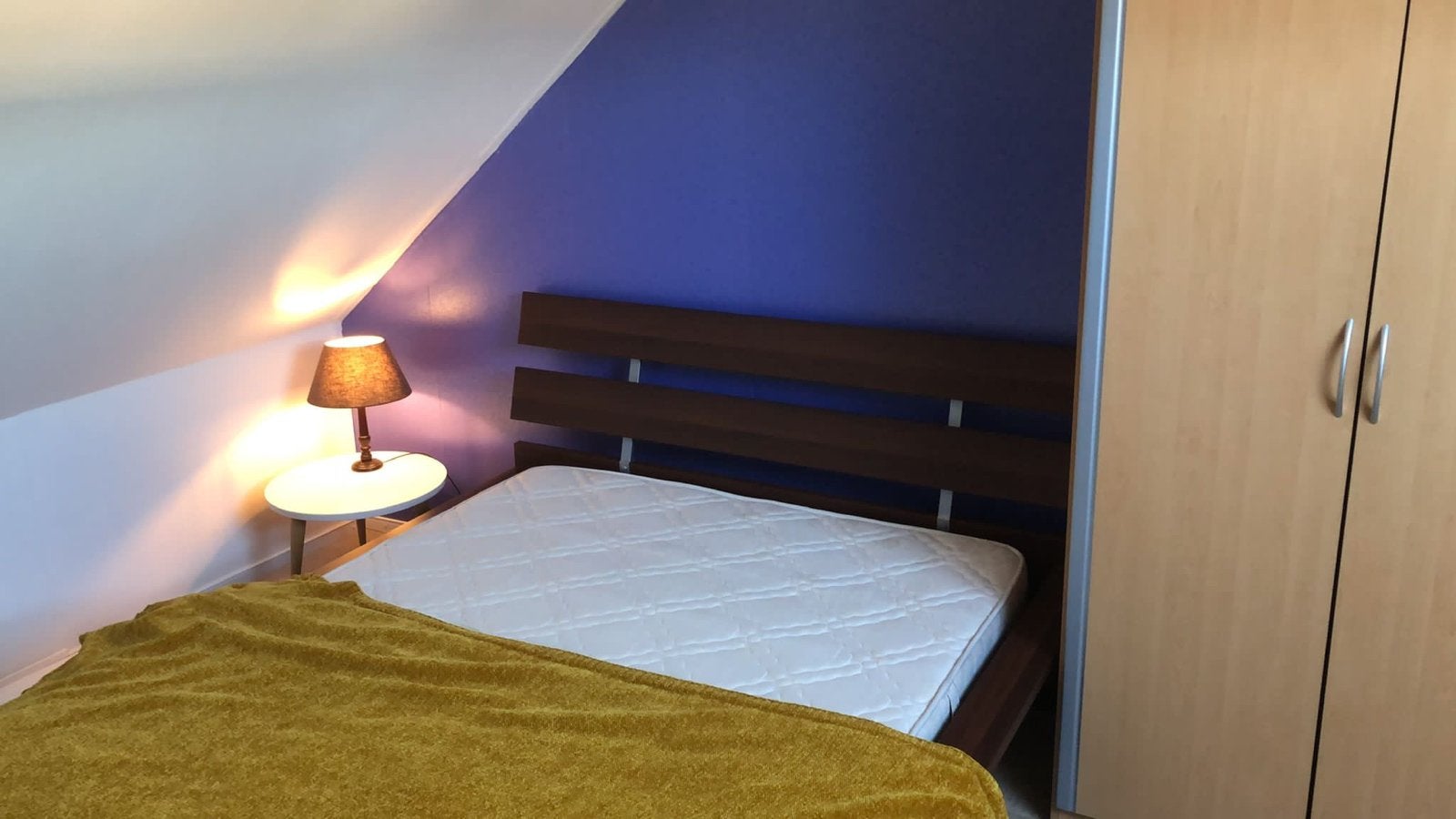 Gratis tweepersoonsbed (140x200) - zsm ophalen!, Huis en Inrichting, Slaapkamer | Bedden, Ophalen, Gebruikt, Bruin, Tweepersoons
