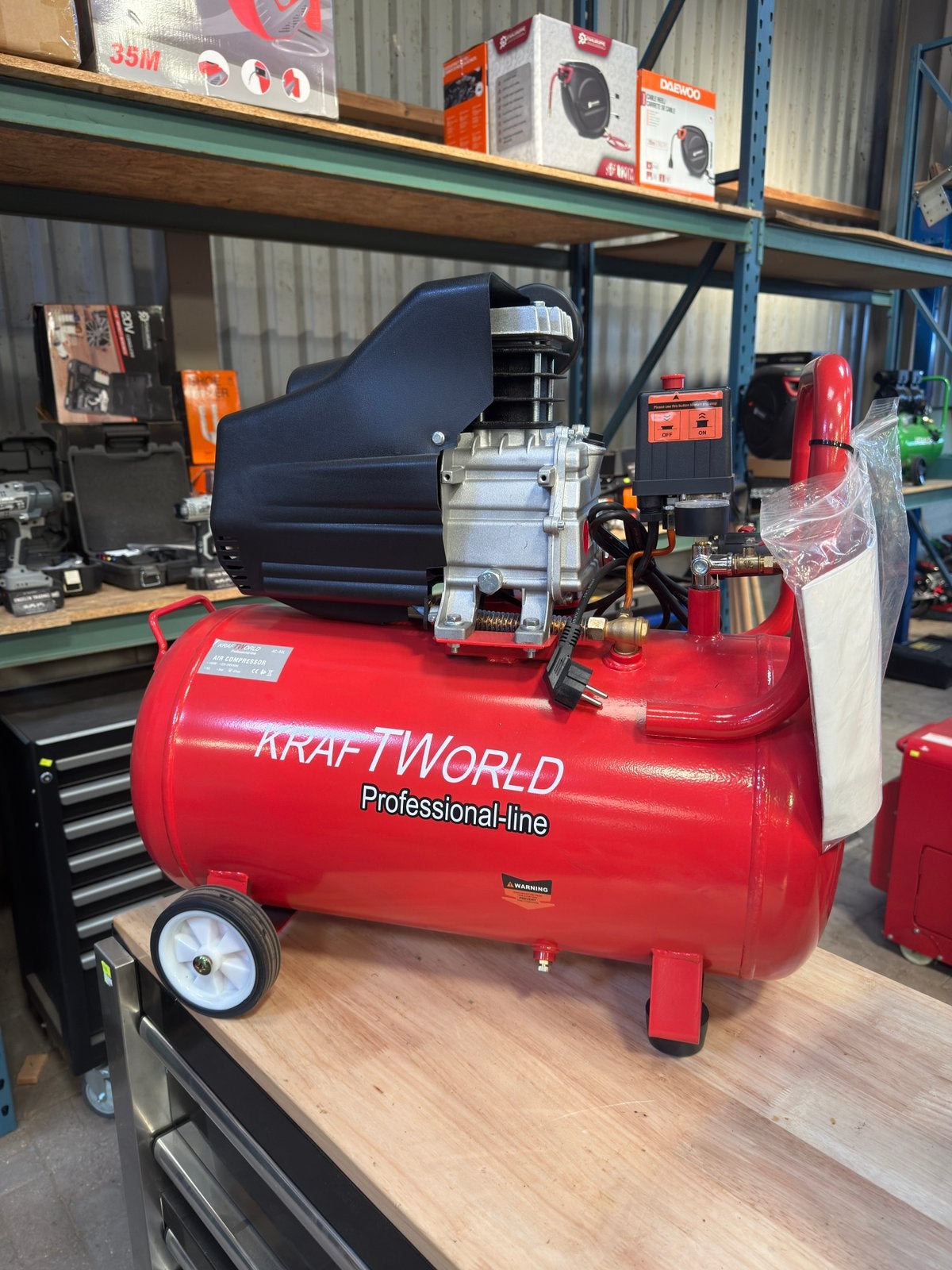 Compressor 50L 8bar 230v 2 aansluitingen nieuw, 25 tot 100 liter, Ophalen, Nieuw, 200 tot 400 liter/min