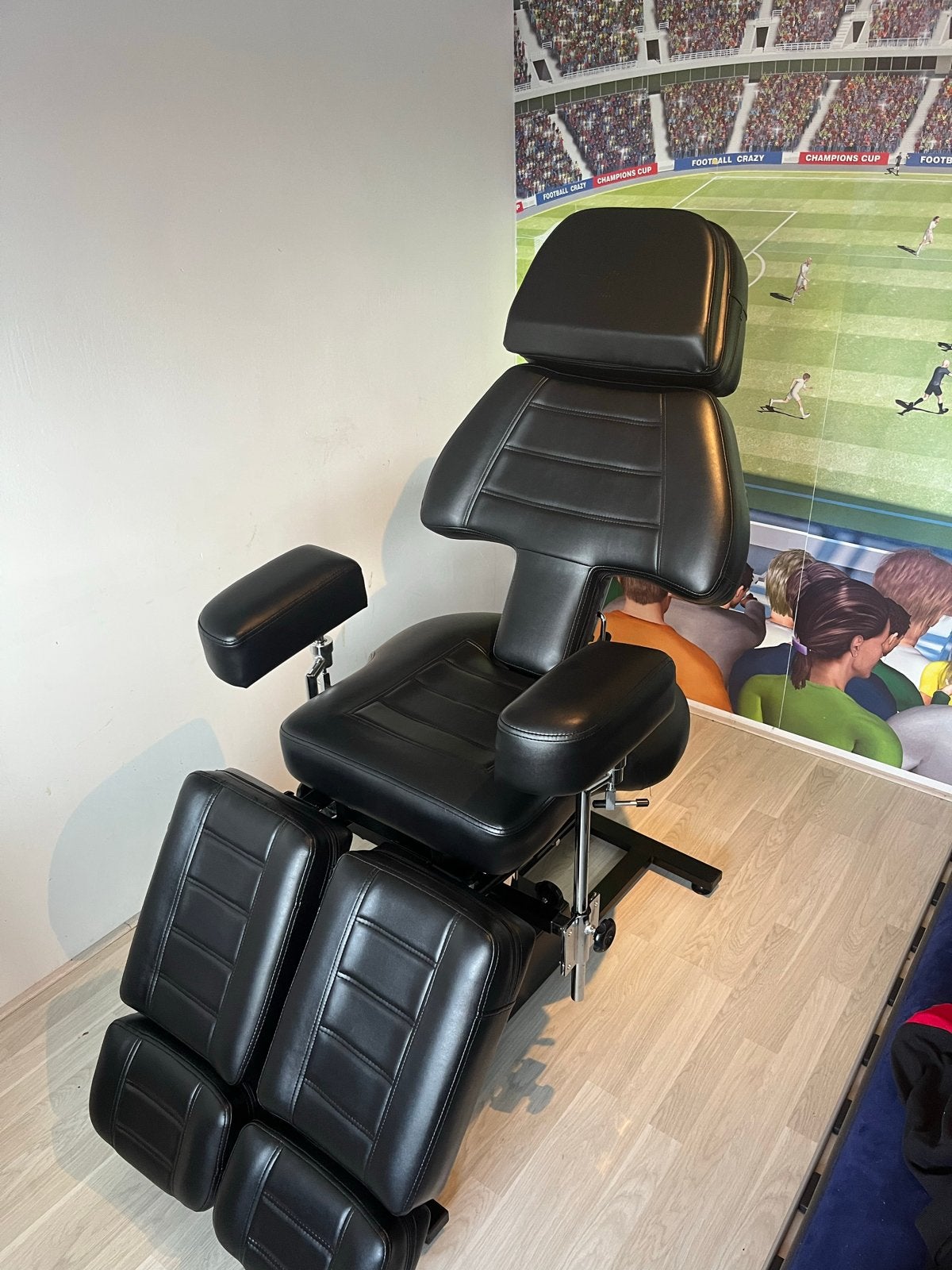 Professionele Zwarte Behandelstoel - Tattoo/Massage/Pedicure, Huis en Inrichting, Stoelen, Ophalen, Zwart, Leer, Zo goed als nieuw
