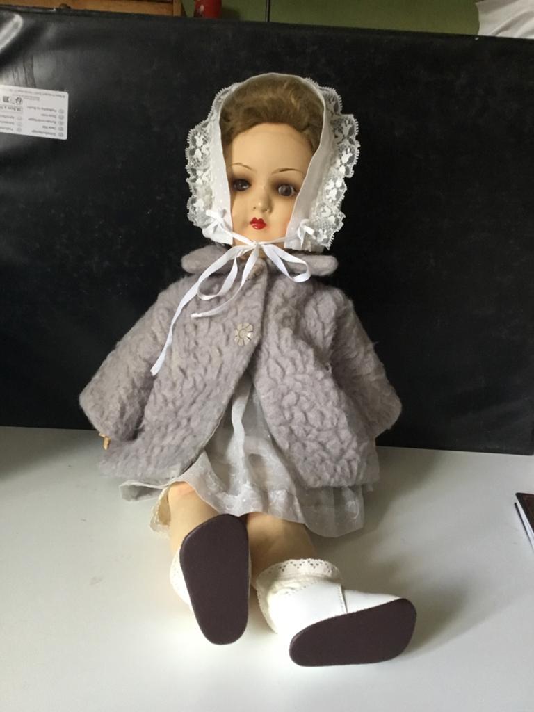 Vintage pop met bontjasje en mutsje, Ophalen of Verzenden, Gebruikt, Pop