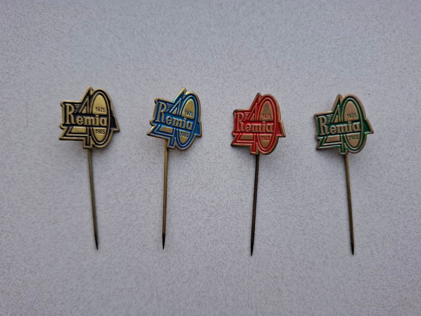 Vintage speldjes pins prikkers 40 jaar Remia, Ophalen of Verzenden