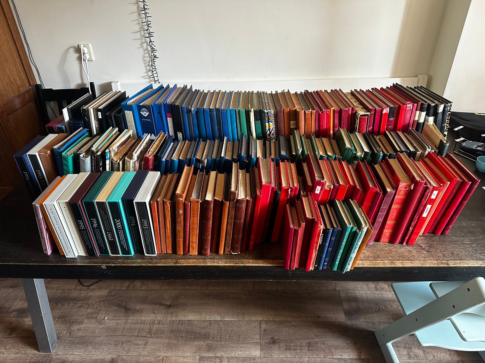 Ruim 240 postzegelalbums en eerstedagblad-mappen, gevuld, Postzegels en Munten, Postzegels | Volle albums en Verzamelingen, Ophalen