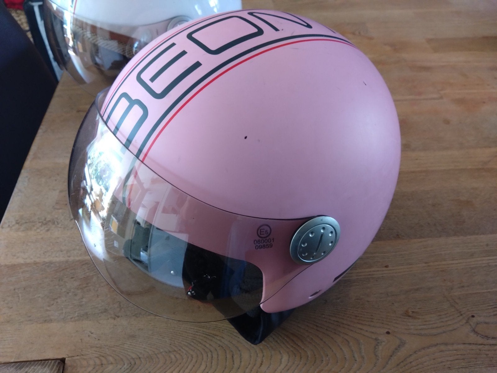 roze maat Men witte S BEON scooter helm met vizier, Fietsen en Brommers, Brommerhelmen, Ophalen, Gebruikt, Medium, BEON