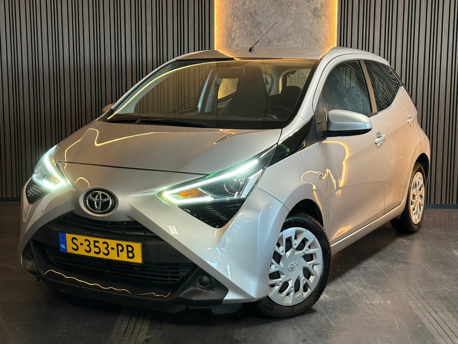 Toyota Aygo 1.0 VVT-i x-play limited Automaat Camera Carplay, Auto's, Dealer onderhouden, Stof, Gebruikt, 4 stoelen