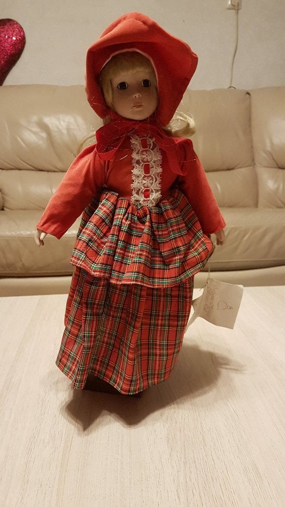 Rood kapje porceleinen pop merk heritage dolls 41cmh x 22cmb, Ophalen of Verzenden, Pop