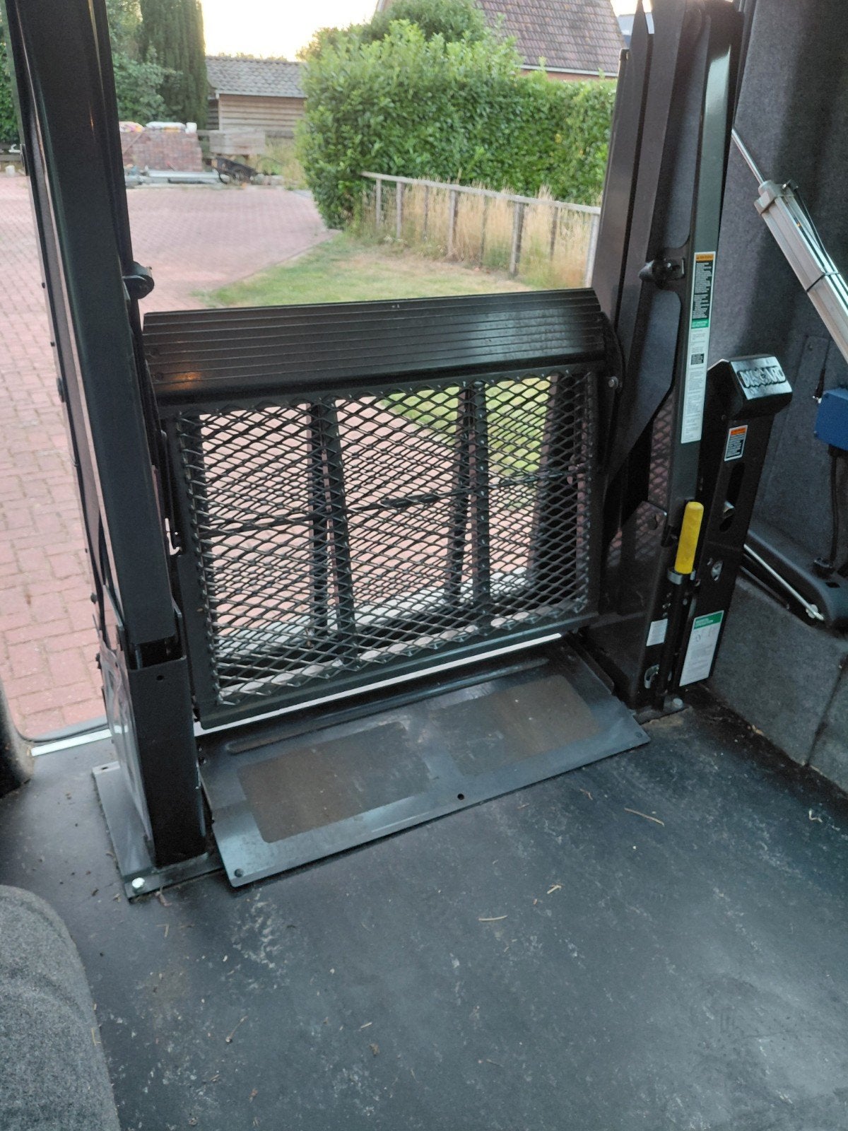 rolstoellift voor in een auto, plus een kofferklepopener, Ophalen