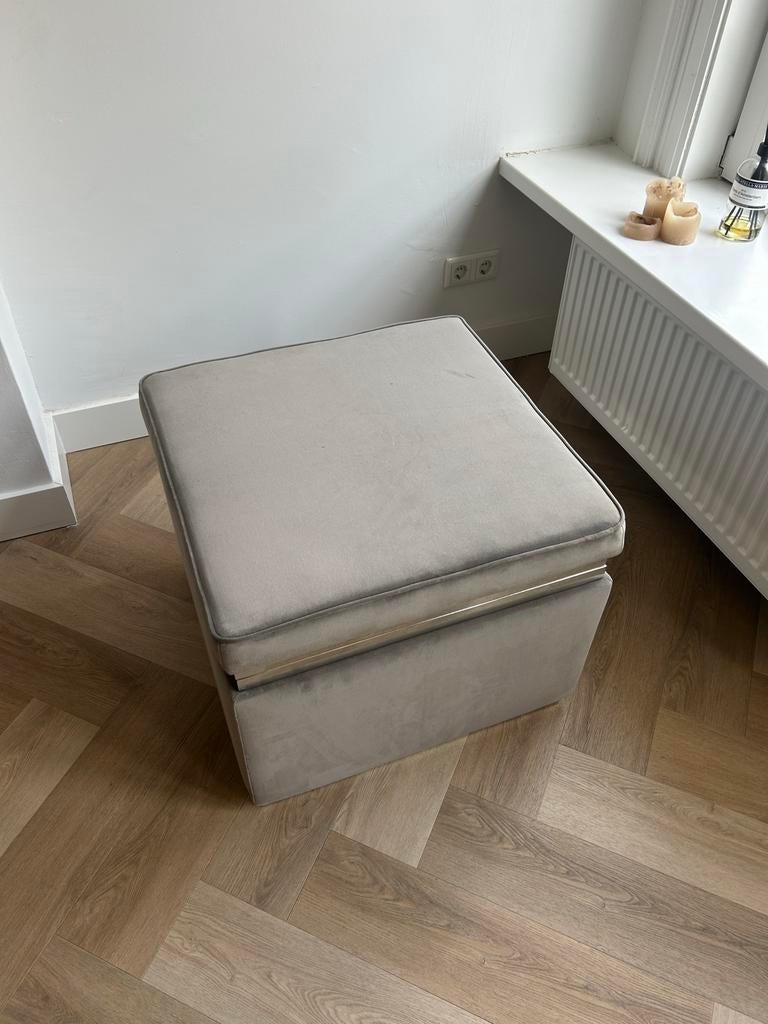 Luxe poef met (wijnflessen)opbergruimte - grijs fluweel, Vierkant, Ophalen of Verzenden, Zo goed als nieuw, Stof