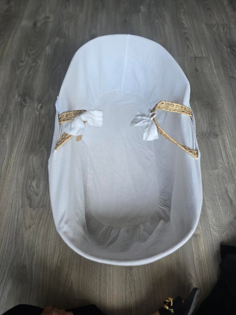 Mooie rieten wieg met witte bekleding, Ophalen of Verzenden, Gebruikt, Wieg