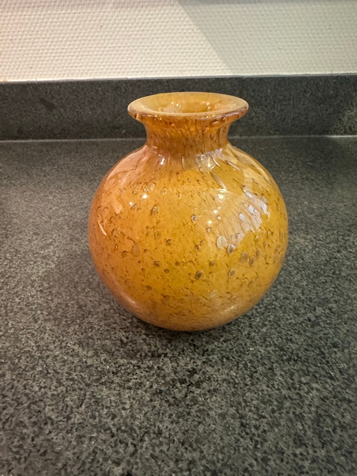 Unieke handgemaakte vaas - Geel/bruin gespikkeld glas, Ophalen of Verzenden, Zo goed als nieuw, Geel, Glas