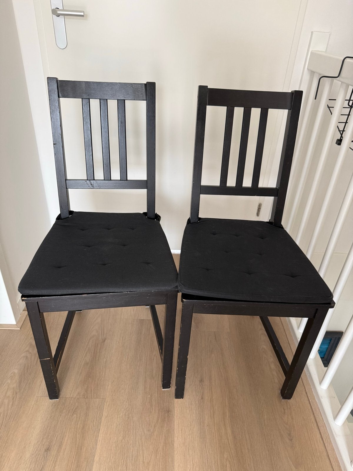 Twee zwarte houten stoelen - IKEA, Huis en Inrichting, Stoelen, Ophalen, Gebruikt, Twee, Zwart