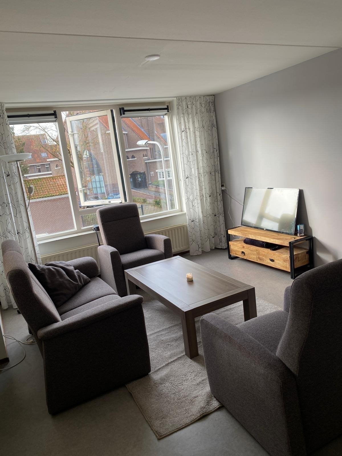 3-zitsbank en 2 fauteuils met salontafel en tv meubel, Ophalen