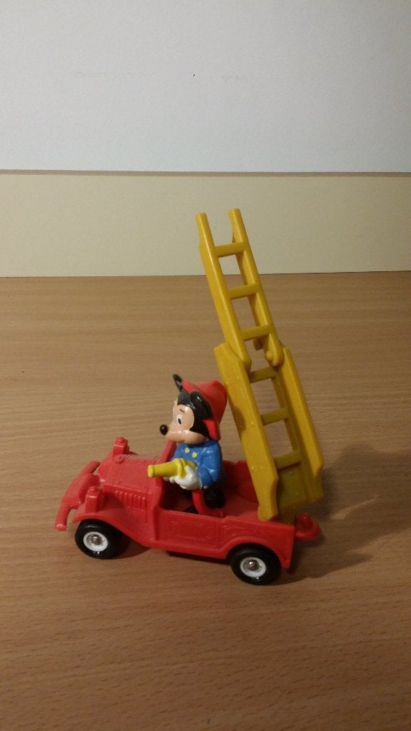 Mickey Mouse brandweerauto. Bully Toy. Co. 1983. Nieuwstaat!, Ophalen of Verzenden, Mickey Mouse, Zo goed als nieuw, Beeldje of Figuurtje
