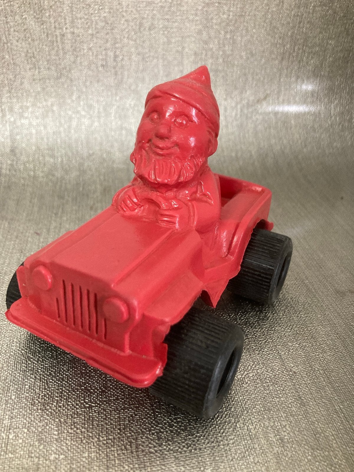 Vintage rubberen auto met kabouter - 9,5 x 7 cm, Ophalen of Verzenden, Gebruikt