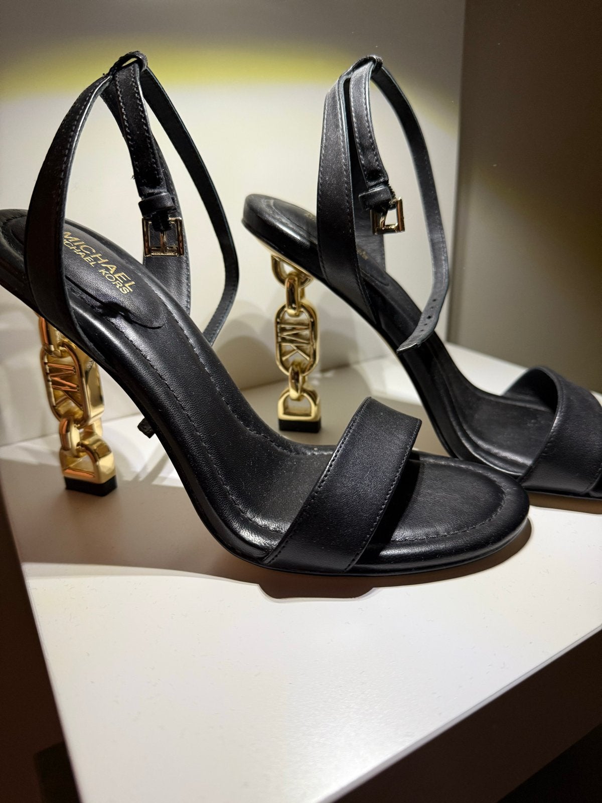 Michael Kors Sandalen met gouden hak - Maat 36, Zwart, Nieuw, Sandalen of Muiltjes, Ophalen of Verzenden