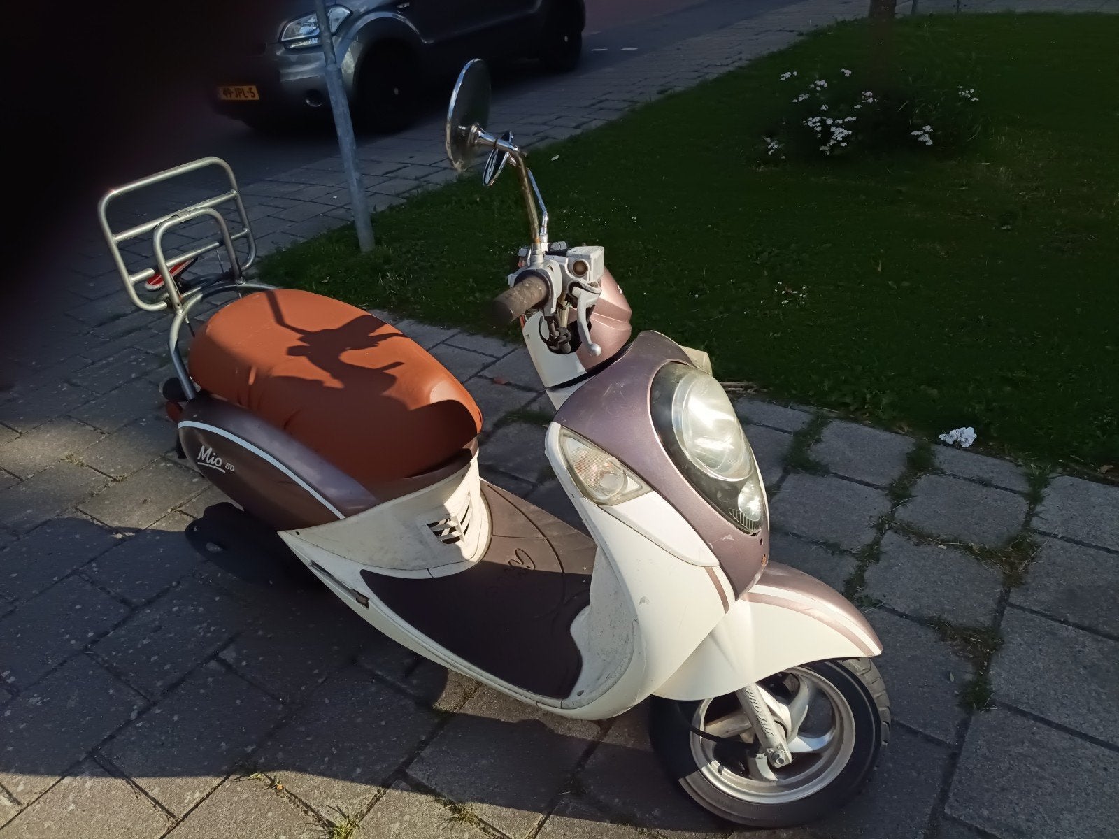 Scooter sym mio brommer geel kenteken.