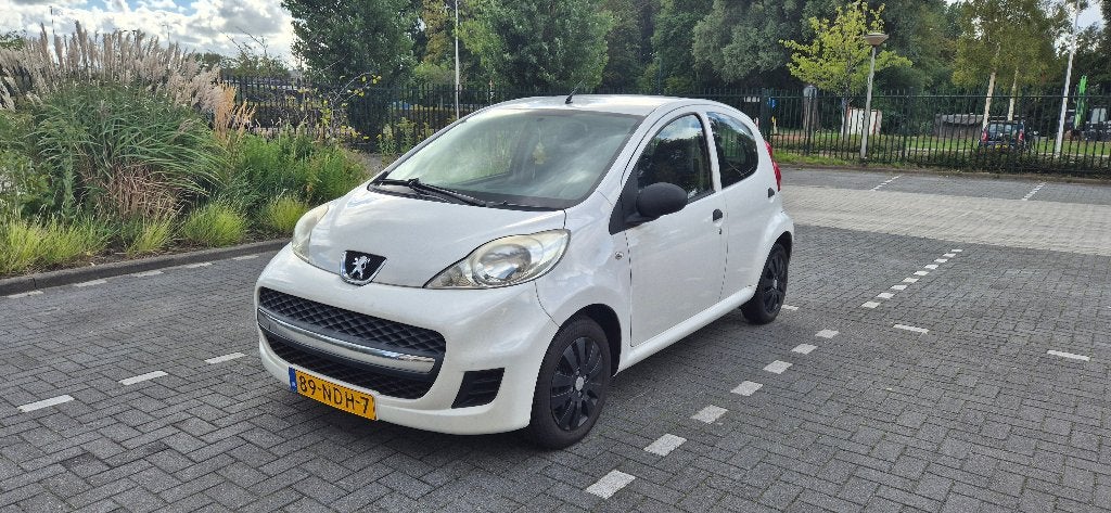 Peugeot 107 1.0 12V 5DR 2010 Wit, Auto's, Peugeot, Voorwielaandrijving, Stof, Zwart, 4 stoelen
