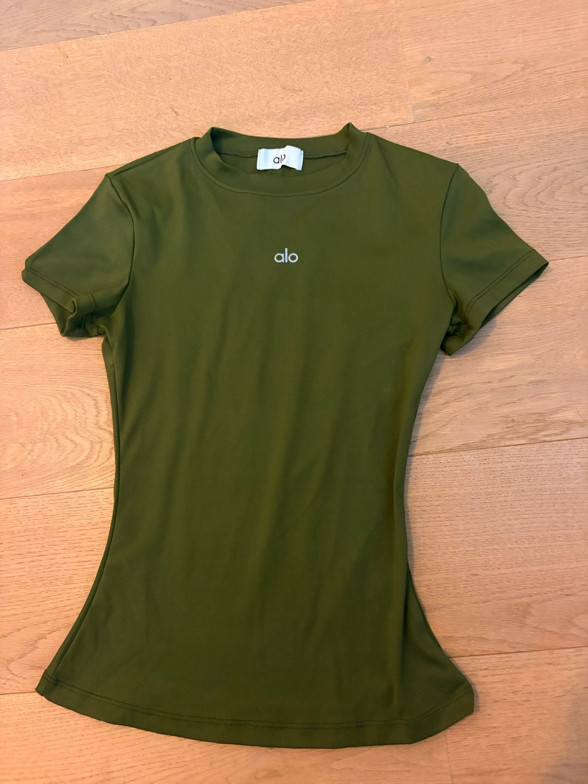 Alo Yoga T-shirt - Groen - Maat S, Ophalen of Verzenden, Zo goed als nieuw, Korte mouw, Maat 36 (S)