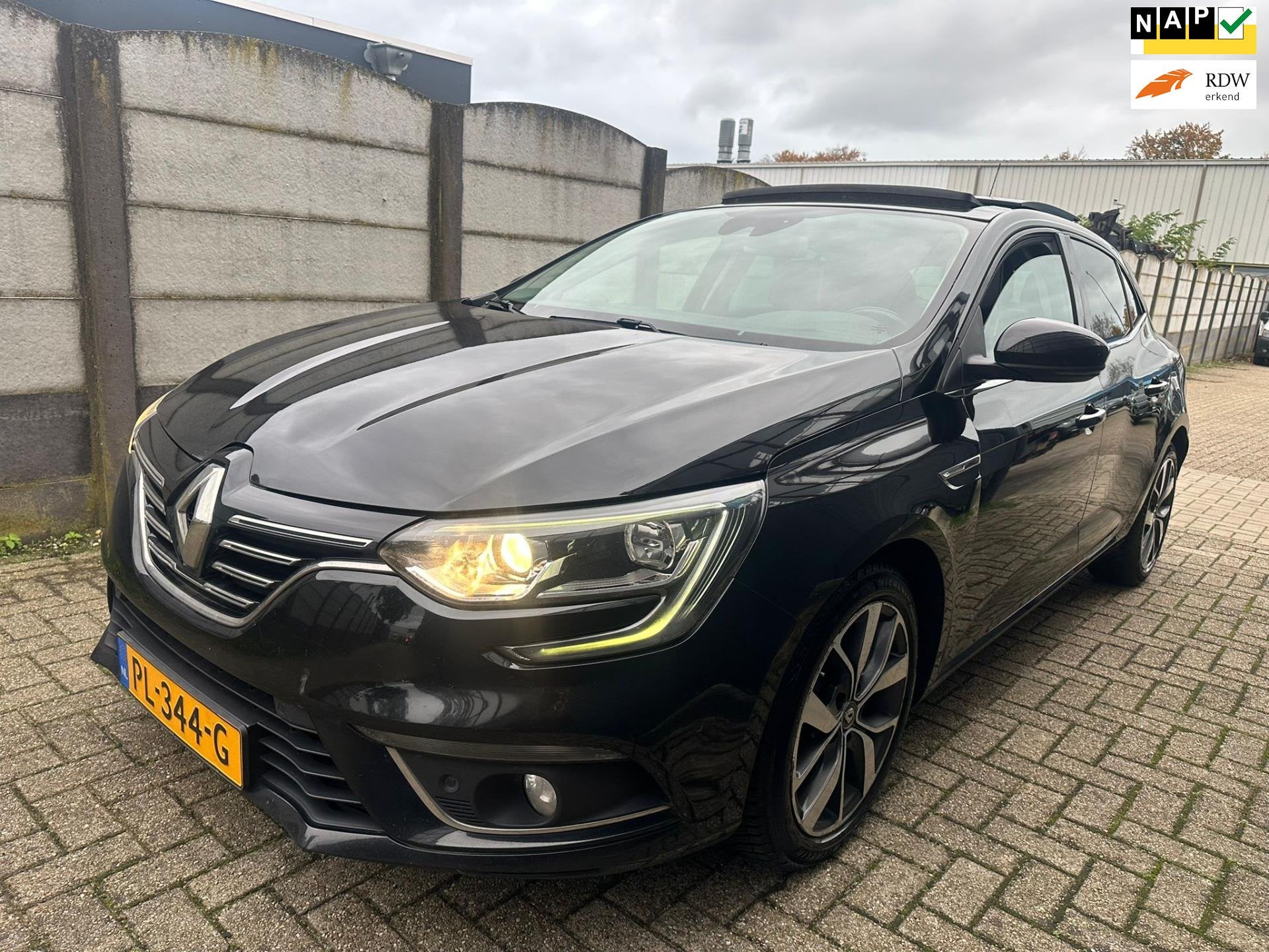 Renault Mégane 1.5 dCi Bose CLIMA/ NAVI/ PANO/ CAMERA!, Auto's, Renault, Voorwielaandrijving, Gebruikt, 4 cilinders, Zwart