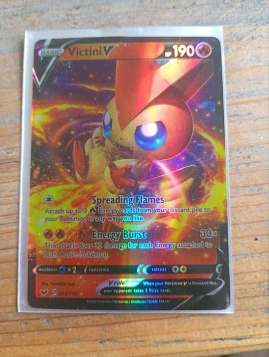 Victini V Pokémon kaart, Hobby en Vrije tijd, Verzamelkaartspellen | Pokémon, Ophalen of Verzenden, Gebruikt, Losse kaart, Foil