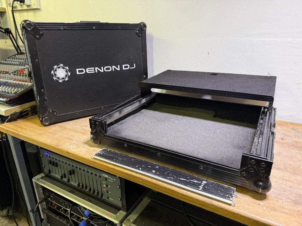 Denon DJ Flightcase 19" inch rack + schuif plateau, Ophalen of Verzenden, Gebruikt, Overige instrumenten, Flightcase