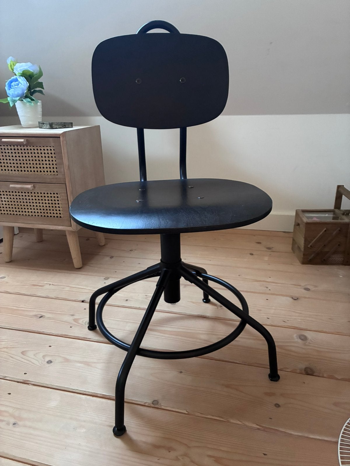 IKEA bureaustoel met een industrieel design., Ophalen, Gebruikt, Zwart